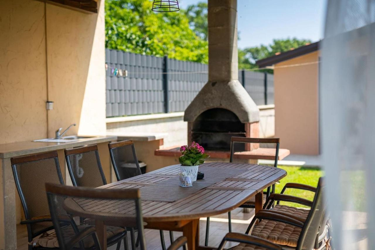 Activity Villa Gita With Pool And Grill In Tinjan Exterior foto